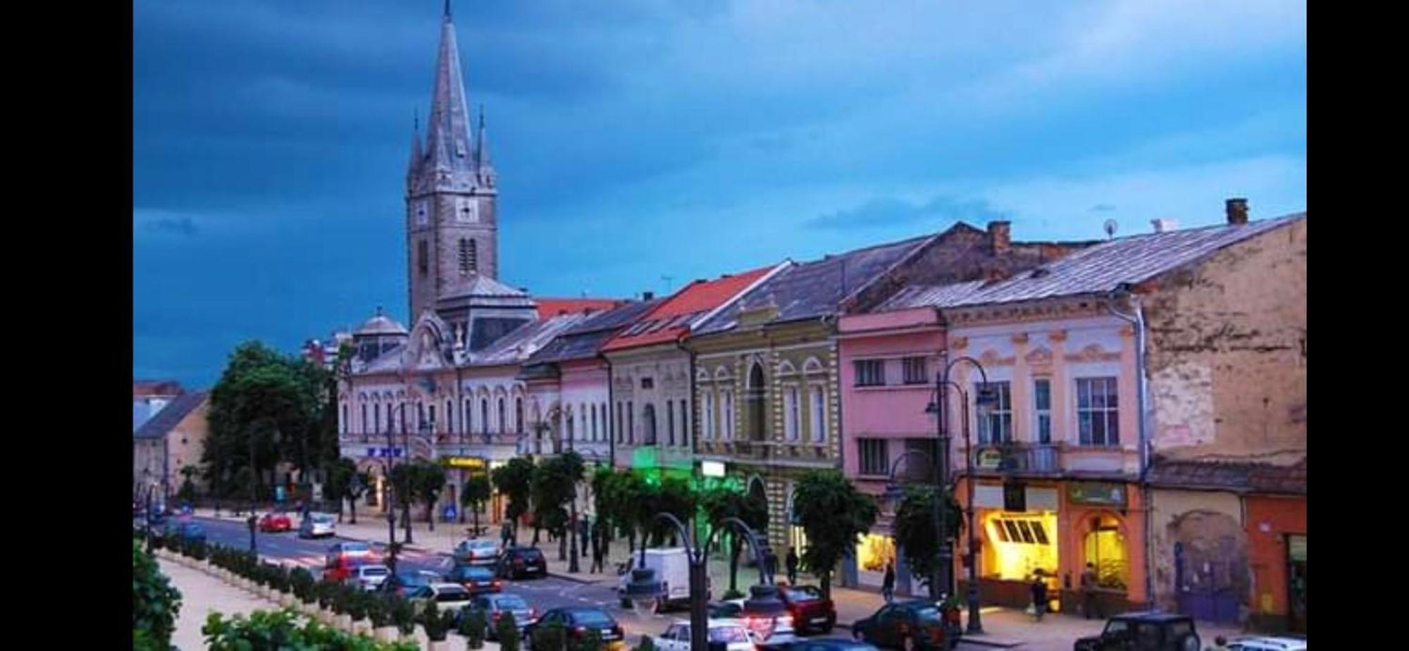 Deyinn Guest House Centrum Турда Экстерьер фото